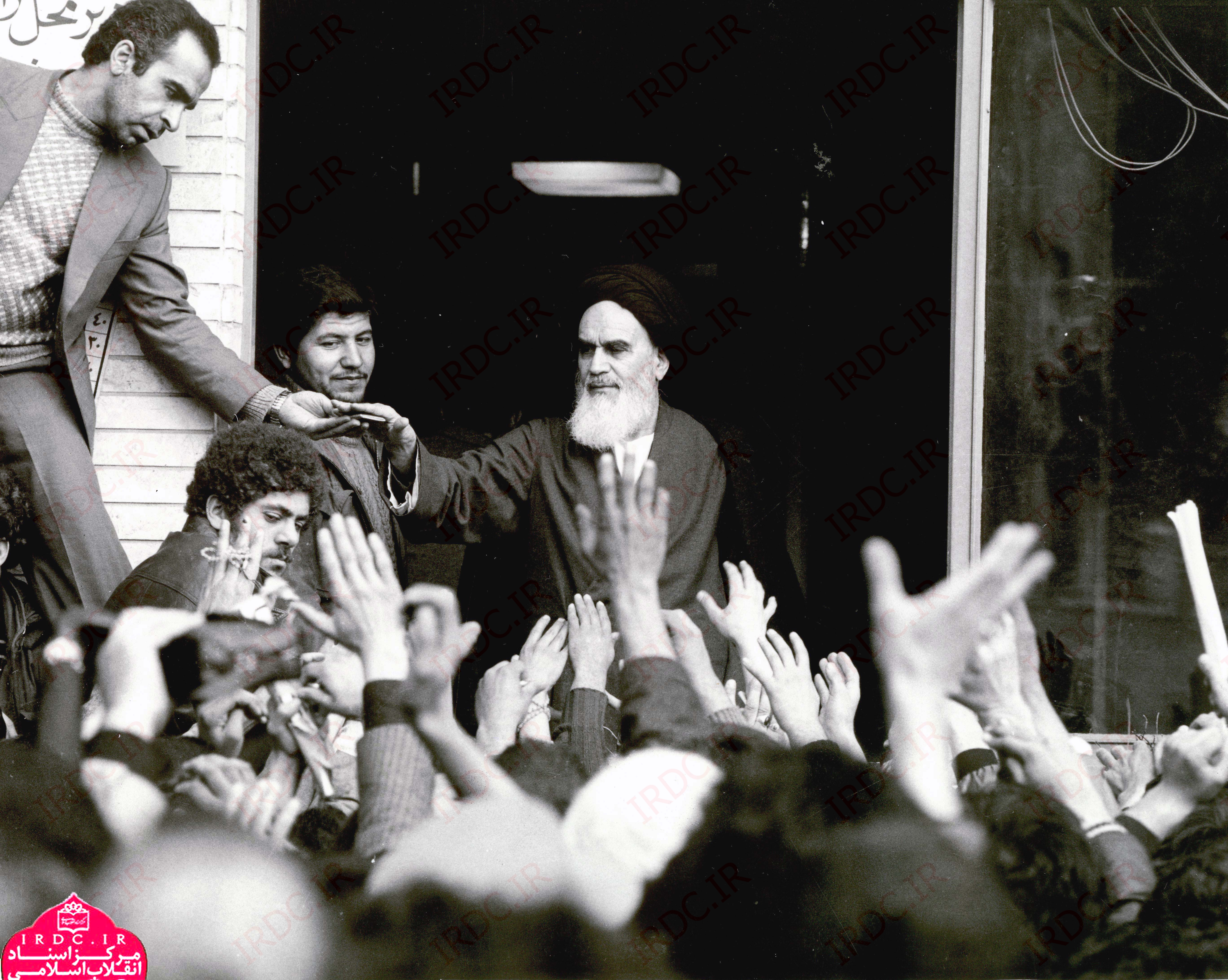 گزارش تصویری دیدار مردم با امام در بهمن 57