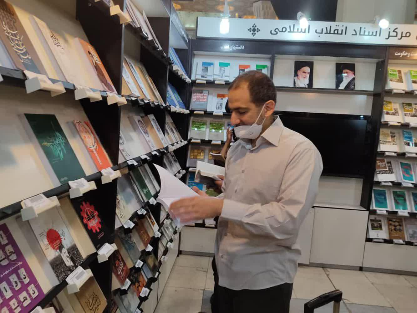 گزارش تصویری از حضور شخصیتهای فرهنگی و سیاسی در غرفه مرکز اسناد انقلاب اسلامی گزارش تصویری از حضور شخصیتهای فرهنگی و سیاسی در غرفه مرکز اسناد انقلاب اسلامی
