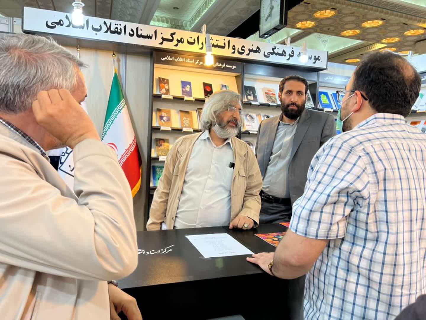گزارش تصویری از حضور شخصیتهای فرهنگی و سیاسی در غرفه مرکز اسناد انقلاب اسلامی گزارش تصویری از حضور شخصیتهای فرهنگی و سیاسی در غرفه مرکز اسناد انقلاب اسلامی