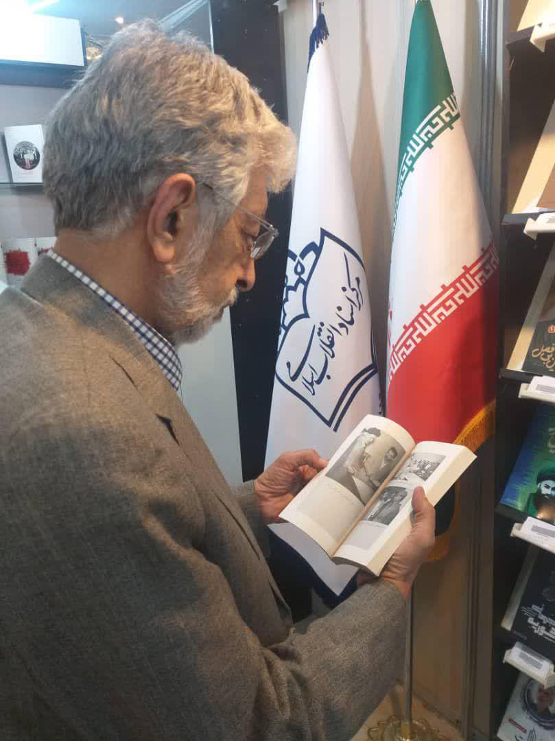 گزارش تصویری از حضور شخصیتهای فرهنگی و سیاسی در غرفه مرکز اسناد انقلاب اسلامی گزارش تصویری از حضور شخصیتهای فرهنگی و سیاسی در غرفه مرکز اسناد انقلاب اسلامی