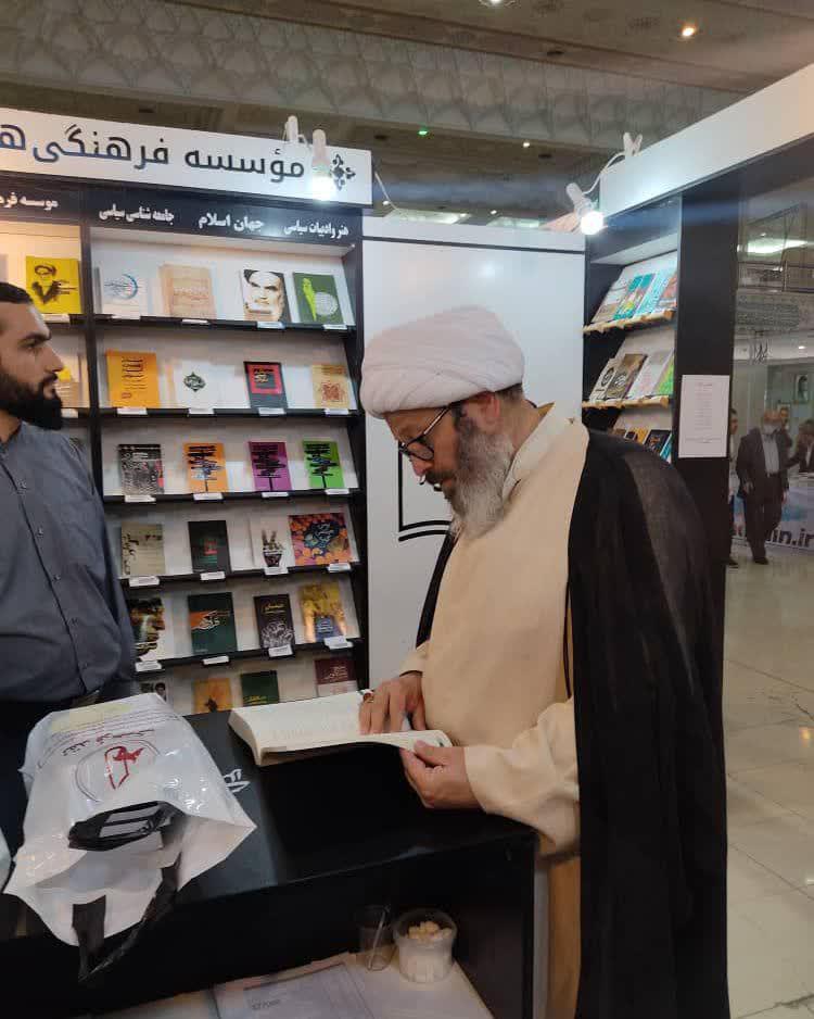 گزارش تصویری از حضور شخصیتهای فرهنگی و سیاسی در غرفه مرکز اسناد انقلاب اسلامی گزارش تصویری از حضور شخصیتهای فرهنگی و سیاسی در غرفه مرکز اسناد انقلاب اسلامی