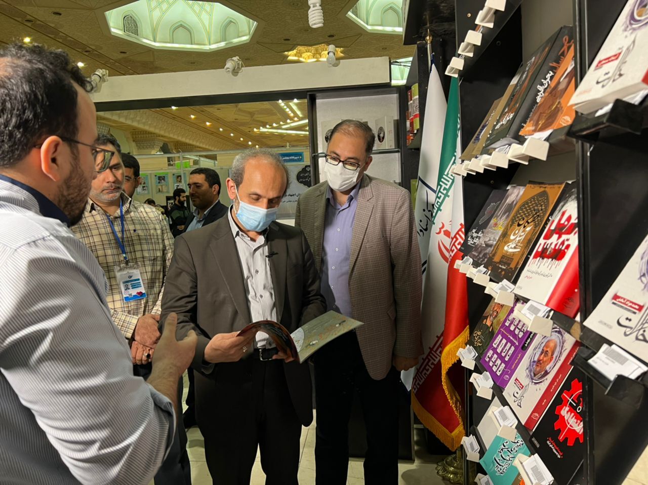 دکتر جبلی و حسین قرایی در غرفه مرکز اسناد انقلاب اسلامی گزارش تصویری از حضور شخصیتهای فرهنگی و سیاسی در غرفه مرکز اسناد انقلاب اسلامی
