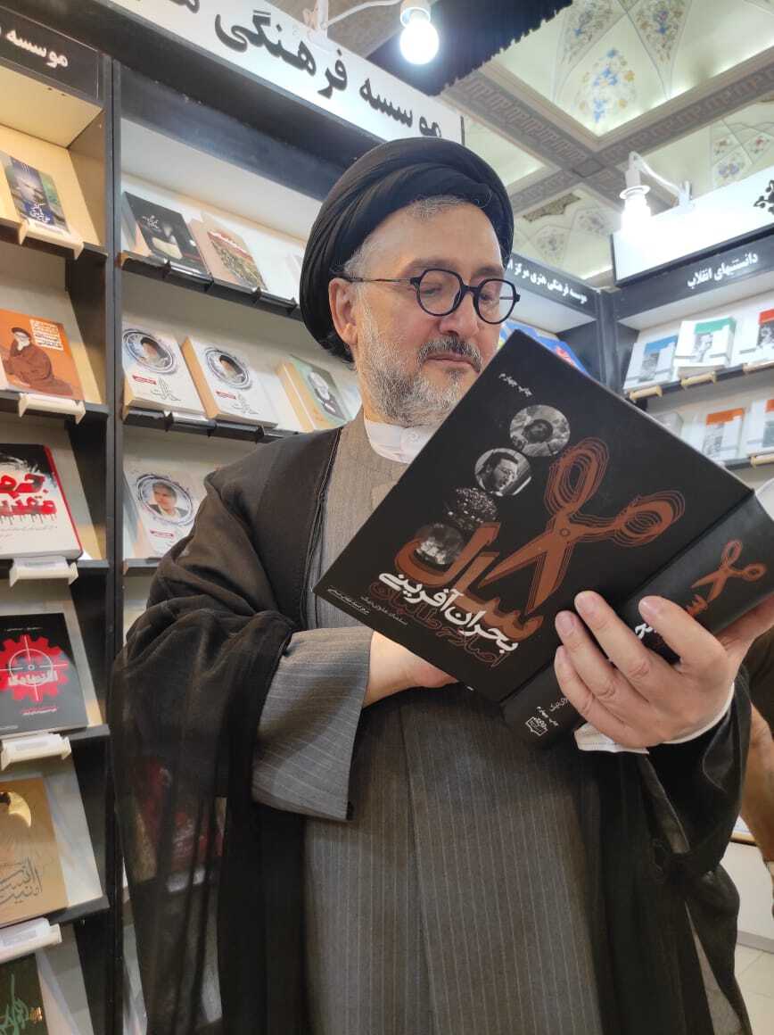 محمدعلی ابطحی در غرفه مرکز اسناد انقلاب اسلامی گزارش تصویری از حضور شخصیتهای فرهنگی و سیاسی در غرفه مرکز اسناد انقلاب اسلامی