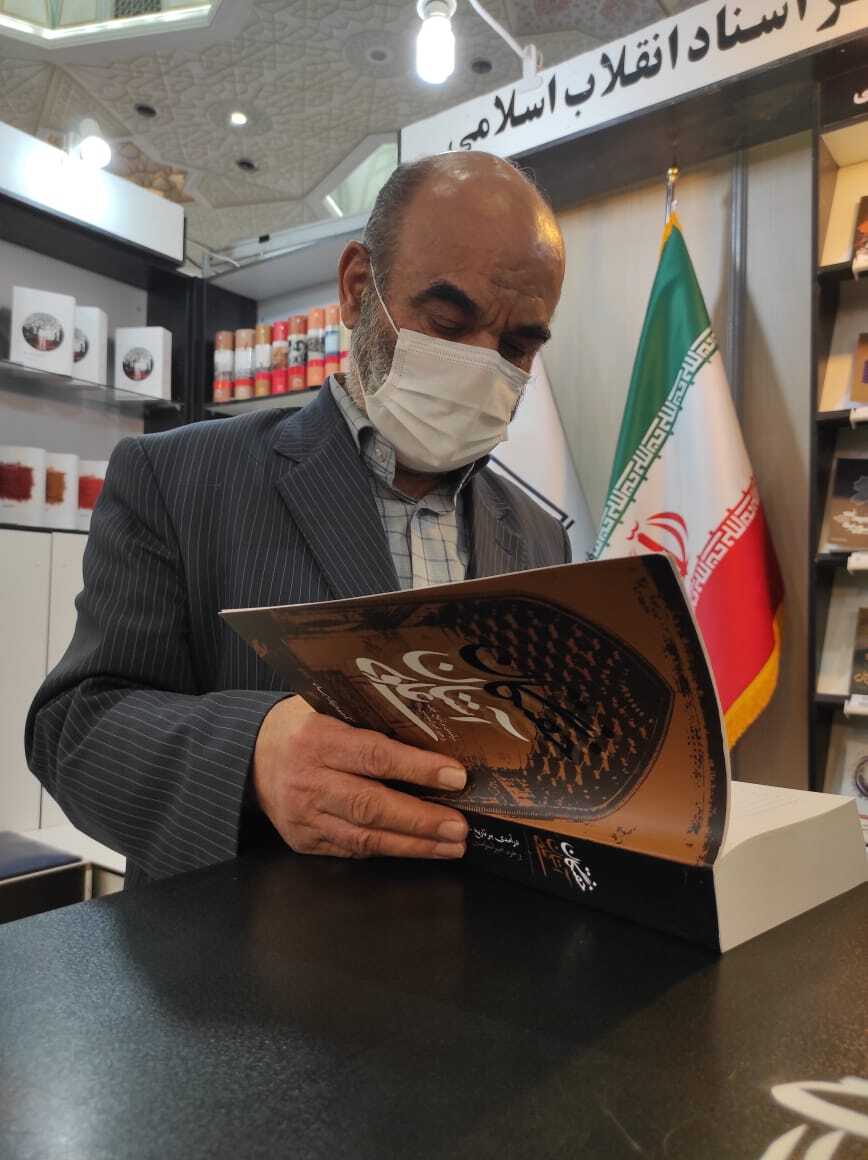 قاسم تبریزی در غرفه مرکز اسناد انقلاب اسلامی گزارش تصویری از حضور شخصیتهای فرهنگی و سیاسی در غرفه مرکز اسناد انقلاب اسلامی
