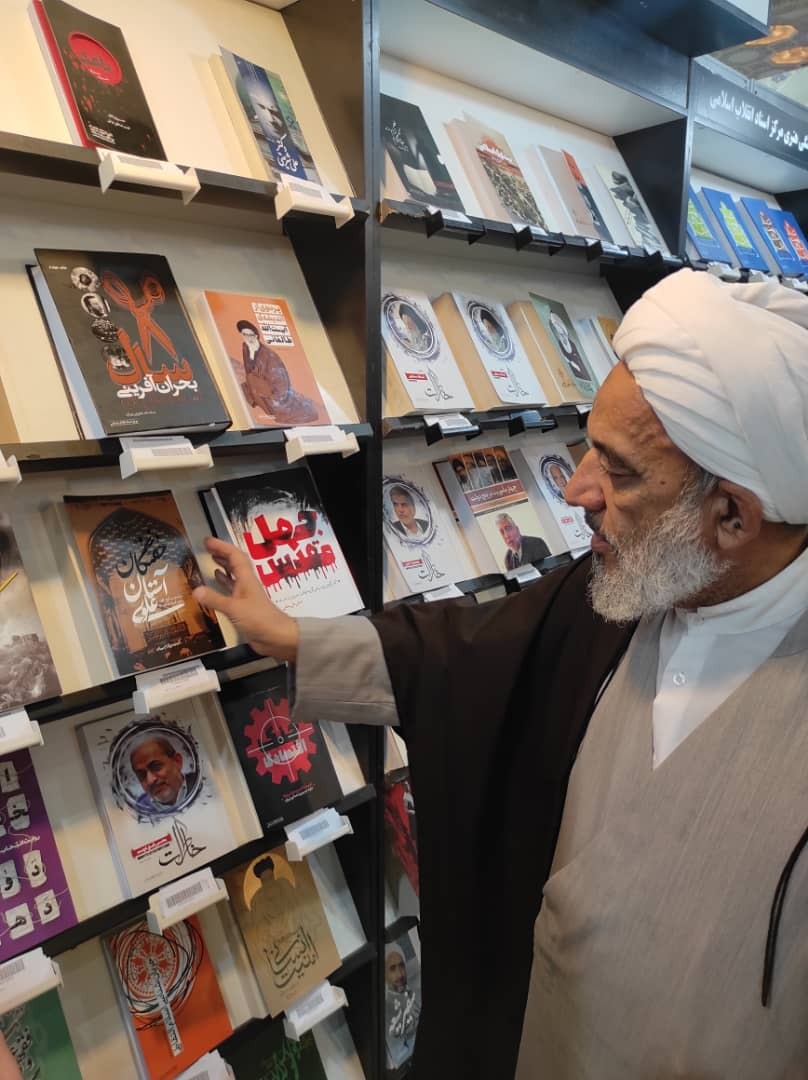 مرتضی آقا تهرانی در غرفه مرکز اسناد انقلاب اسلامی گزارش تصویری از حضور شخصیتهای فرهنگی و سیاسی در غرفه مرکز اسناد انقلاب اسلامی
