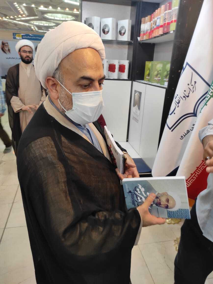 محمدرضا زائری در غرفه مرکز اسناد انقلاب اسلامی گزارش تصویری از حضور شخصیتهای فرهنگی و سیاسی در غرفه مرکز اسناد انقلاب اسلامی