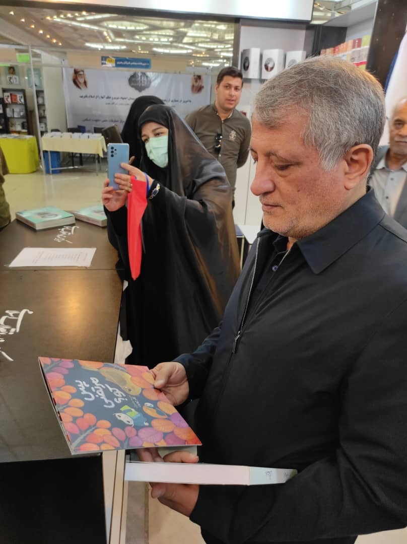 محسن هاشمی در غرفه مرکز اسناد انقلاب اسلامی گزارش تصویری از حضور شخصیتهای فرهنگی و سیاسی در غرفه مرکز اسناد انقلاب اسلامی