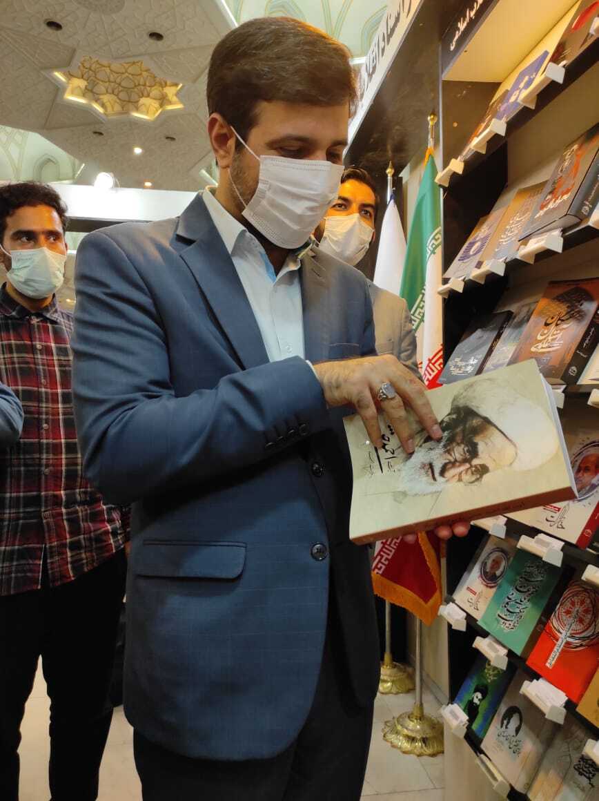 دکتر طحان نظیف در غرفه مرکز اسناد انقلاب اسلامی گزارش تصویری از حضور شخصیتهای فرهنگی و سیاسی در غرفه مرکز اسناد انقلاب اسلامی