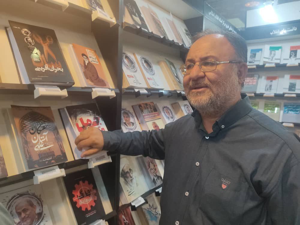 دکتر کوشکی در غرفه مرکز اسناد انقلاب اسلامی گزارش تصویری از حضور شخصیتهای فرهنگی و سیاسی در غرفه مرکز اسناد انقلاب اسلامی