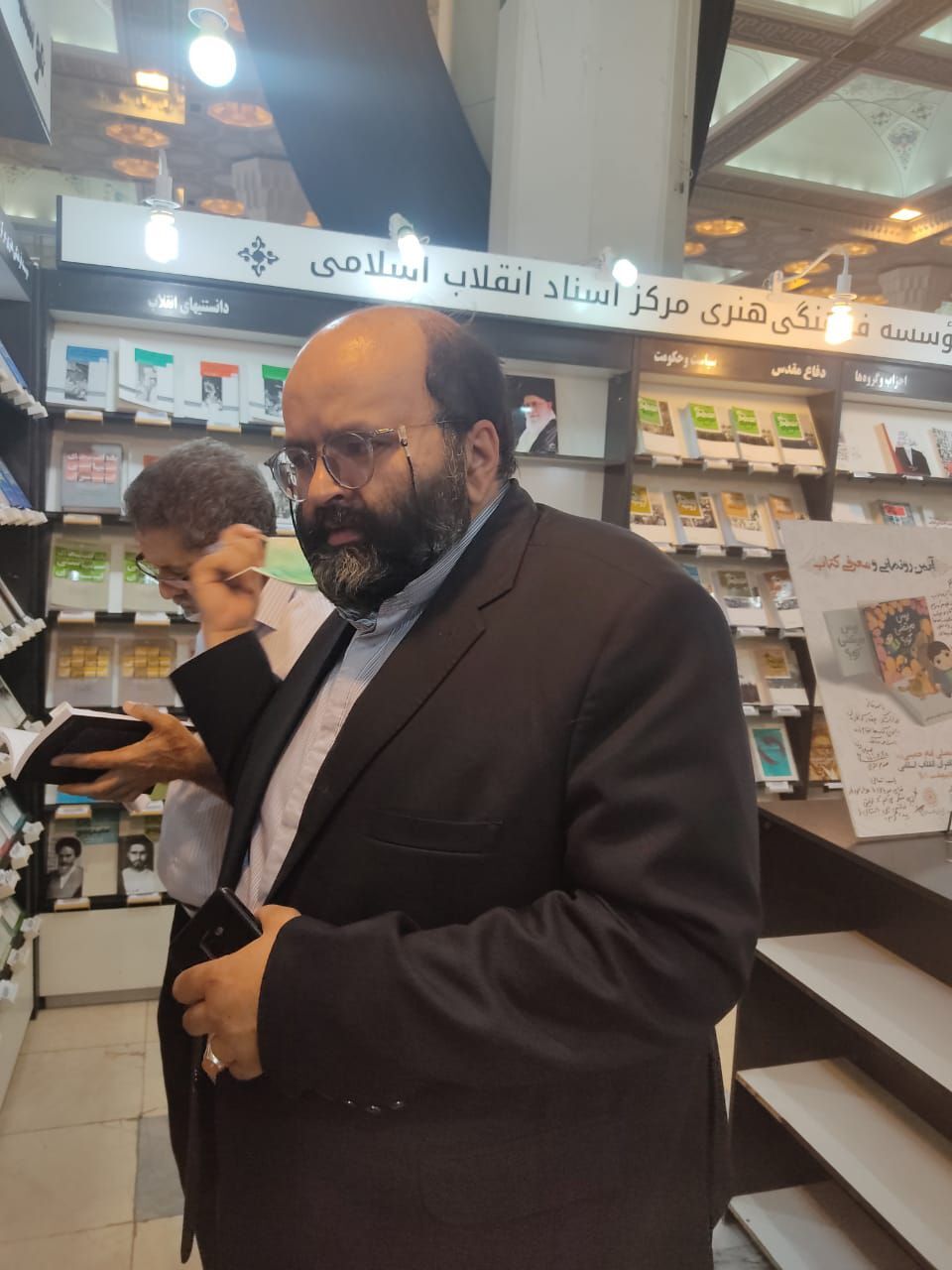علیمحمد مؤدب در غرفه مرکز اسناد انقلاب اسلامی علیمحمد مؤدب در غرفه مرکز اسناد انقلاب اسلامی