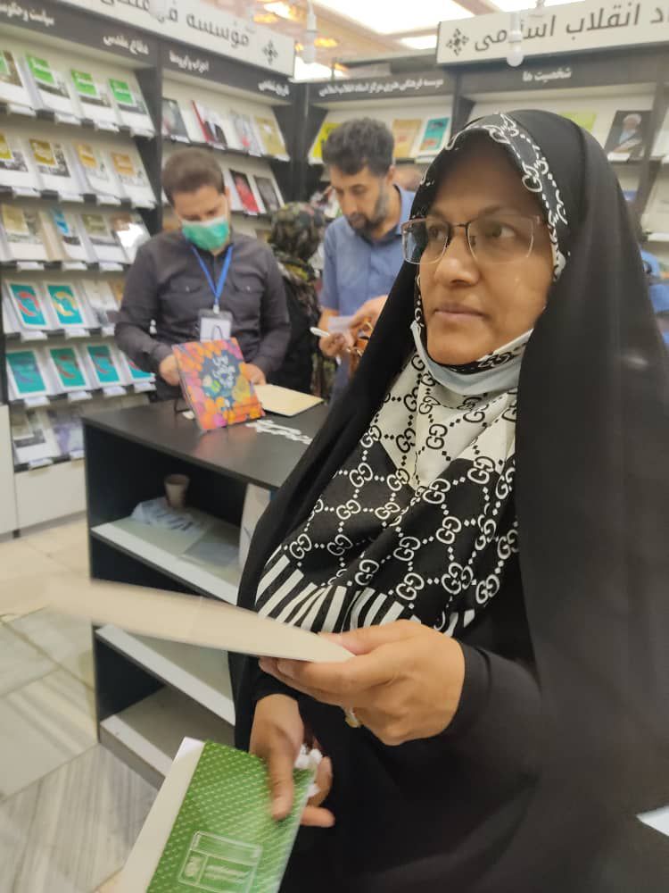 زهره الهیان در غرفه مرکز اسناد انقلاب اسلامی زهره الهیان در غرفه مرکز اسناد انقلاب اسلامی
