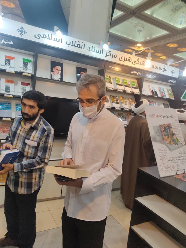علی باقری در غرفه مرکز اسناد انقلاب اسلامی علی باقری در غرفه مرکز اسناد انقلاب اسلامی