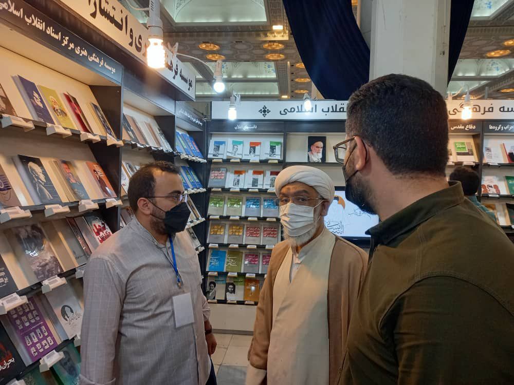 مصطفی پورمحمدی در غرفه مرکز اسناد انقلاب اسلامی مصطفی پورمحمدی در غرفه مرکز اسناد انقلاب اسلامی