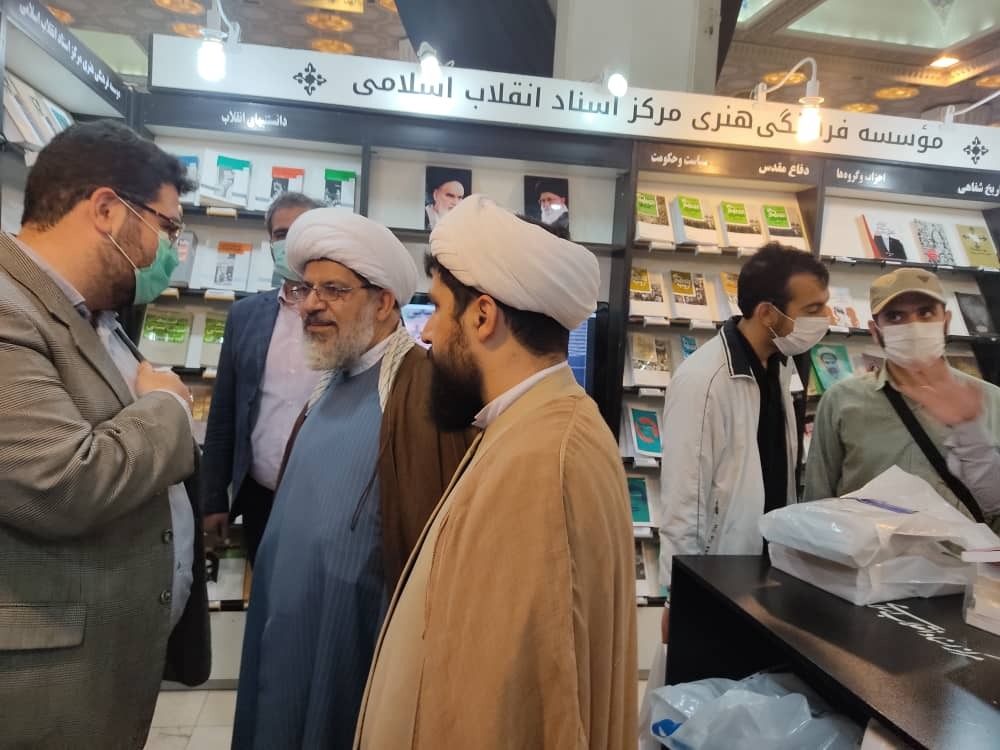 حجت الاسلام شیرازی در غرفه مرکز اسناد انقلاب اسلامی حجت الاسلام شیرازی در غرفه مرکز اسناد انقلاب اسلامی