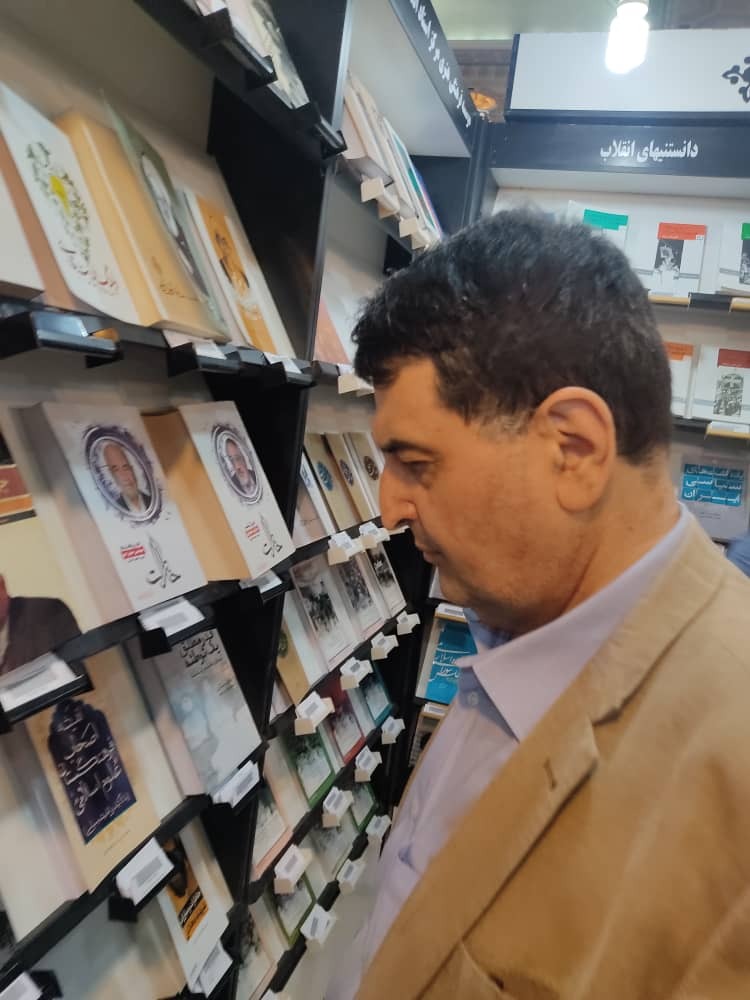 مجید تفرشی در غرفه مرکز اسناد انقلاب اسلامی مجید تفرشی در غرفه مرکز اسناد انقلاب اسلامی