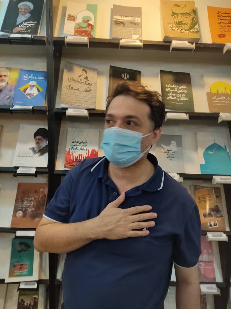 محمد قوچانی در غرفه مرکز اسناد انقلاب اسلامی محمد قوچانی در غرفه مرکز اسناد انقلاب اسلامی