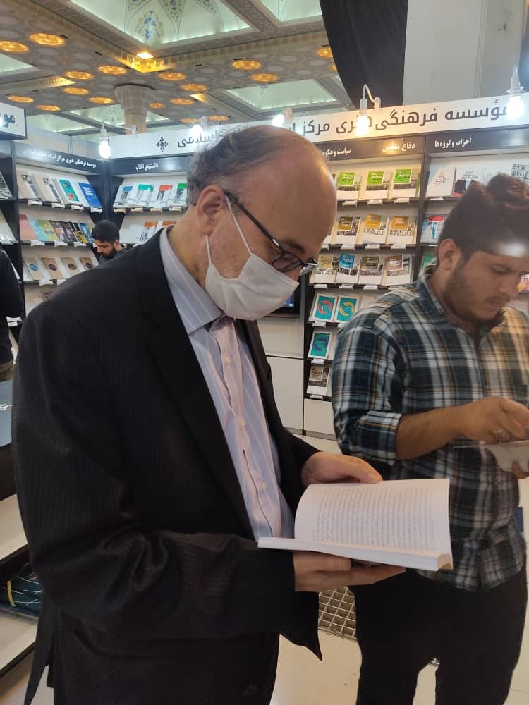 حاج رضا بکایی در غرفه مرکز اسناد انقلاب اسلامی حاج رضا بکایی در غرفه مرکز اسناد انقلاب اسلامی