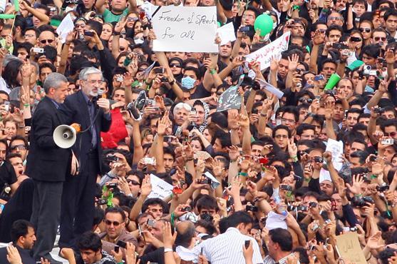 توصیه رهبر انقلاب به میرحسین موسوی: مسائل را از طریق مراجع قانونی پیگیری کنید/ شهادت چند نفر از مردم در پی تظاهرات غیرقانونی حامیان موسوی در تهران