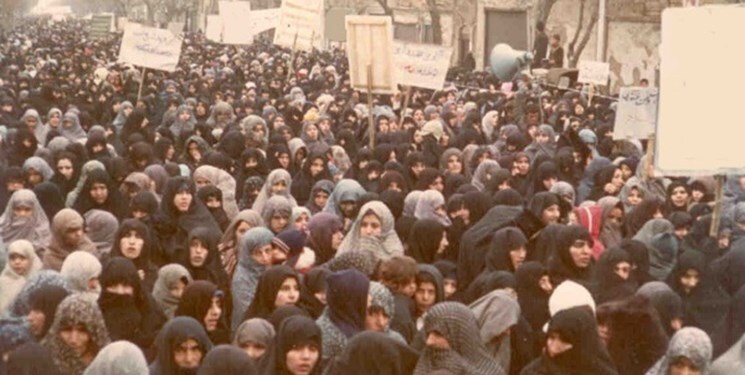 محوریت راهپیمایی‌ها توسط زنان و دانش‌آموزان دختر / تظاهرات زنان و دختران ایلام با چادر و حجاب اسلامی