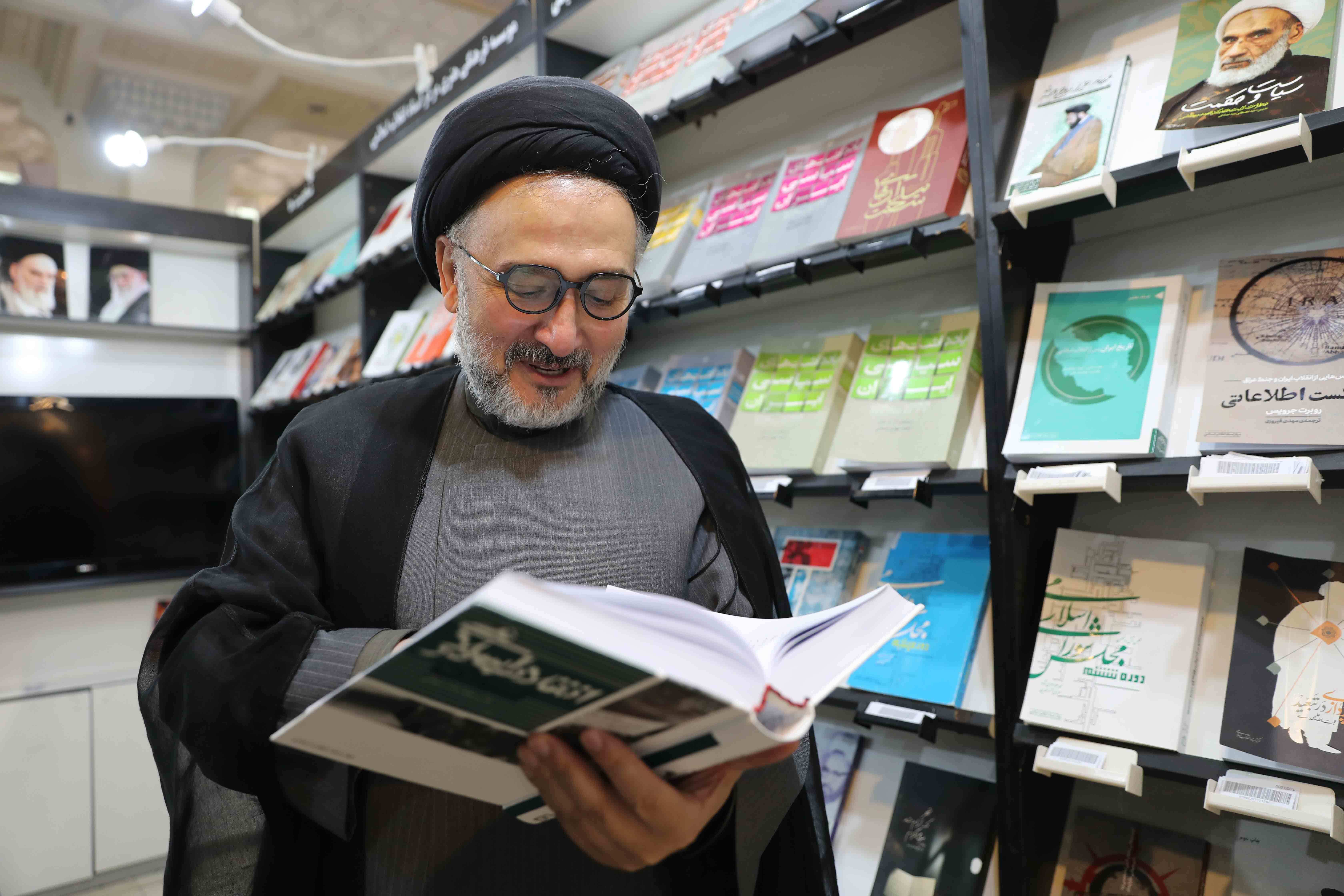 بازدید اهالی فرهنگ و سیاست از غرفه مرکز اسناد انقلاب اسلامی در نمایشگاه کتاب + تصاویر