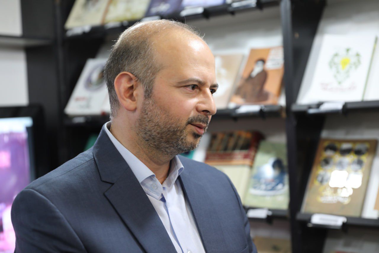 بازدید اهالی فرهنگ و سیاست از غرفه مرکز اسناد انقلاب اسلامی در نمایشگاه کتاب| بخش دوم